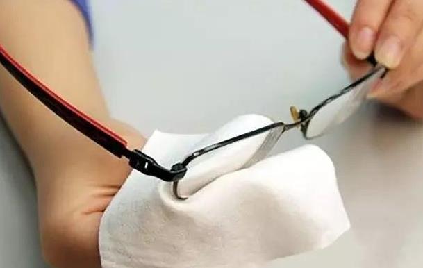 怎么佩戴老花鏡？驗光 品牌 質(zhì)量 保養(yǎng)一個都不能少