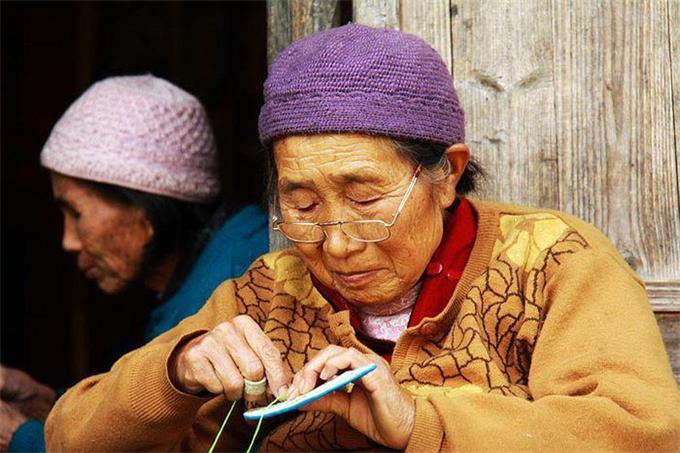 佩戴老花眼鏡，記住這四點(diǎn)，避免對(duì)眼睛造成傷害
